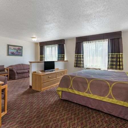 Super 8 By Wyndham Fountain Hotel Exterior photo