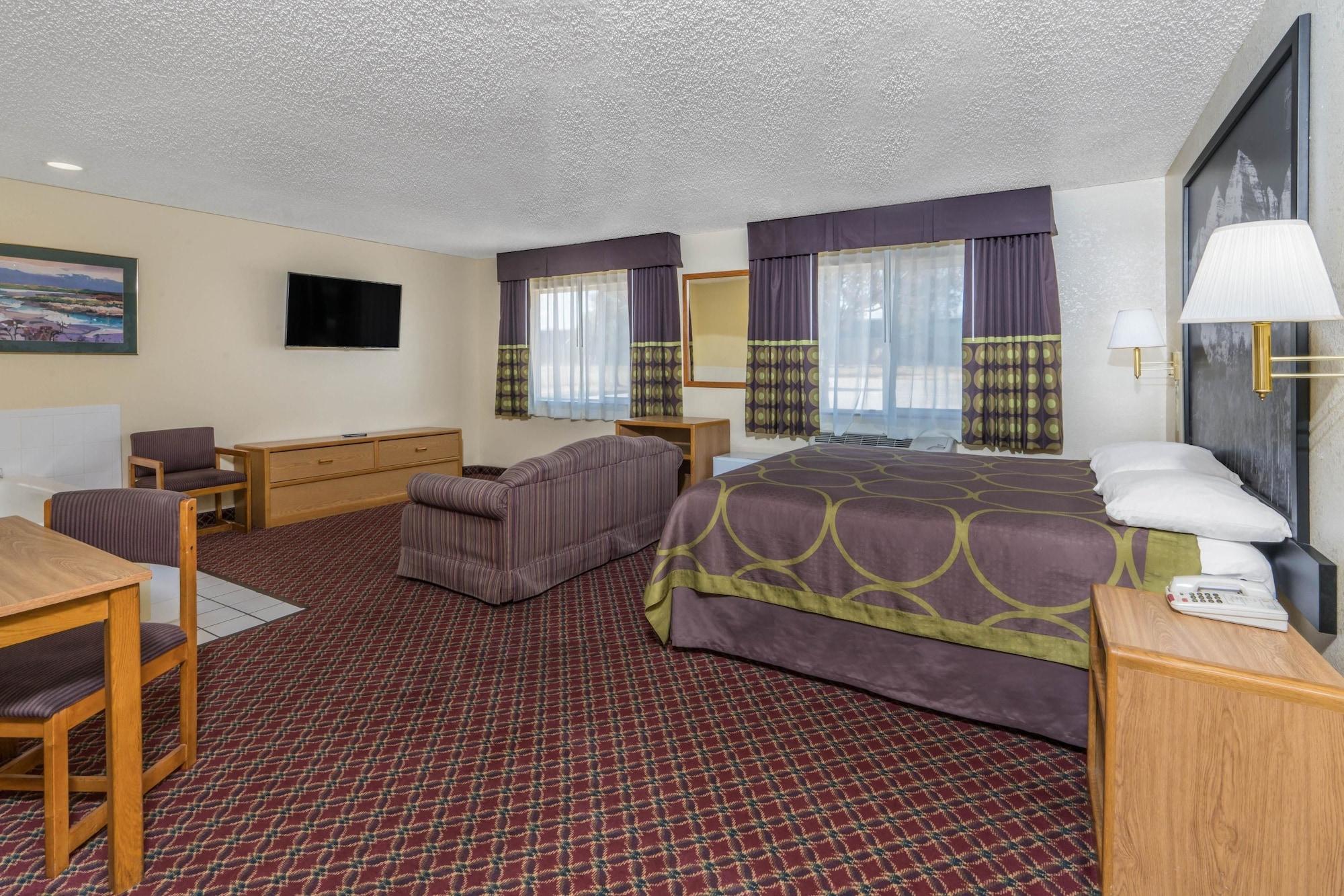 Super 8 By Wyndham Fountain Hotel Exterior photo