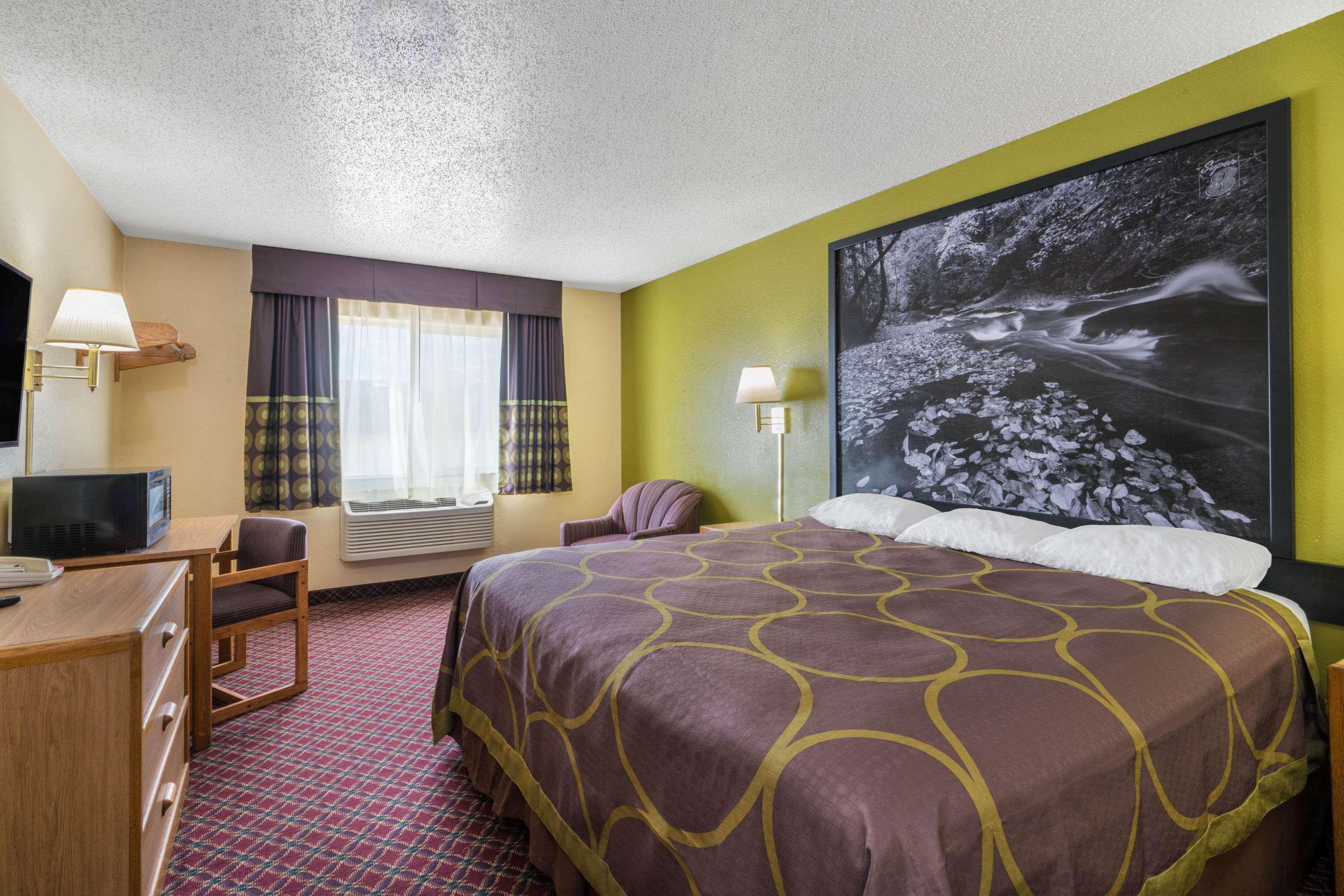 Super 8 By Wyndham Fountain Hotel Exterior photo