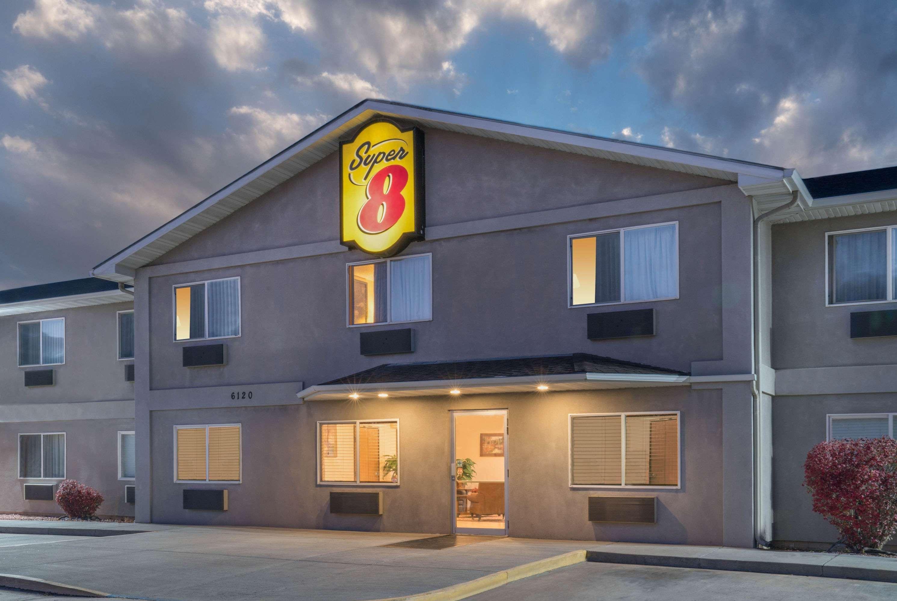 Super 8 By Wyndham Fountain Hotel Exterior photo