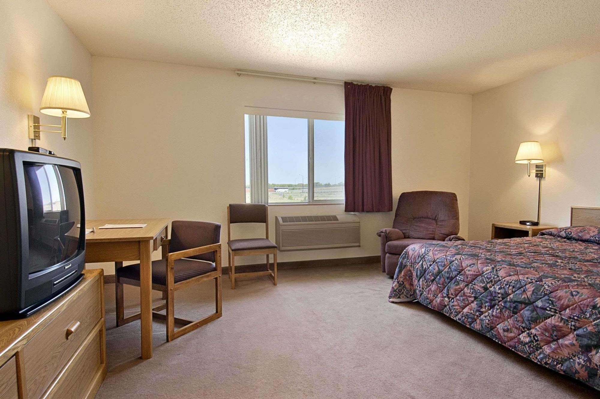 Super 8 By Wyndham Fountain Hotel Exterior photo