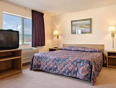 Super 8 By Wyndham Fountain Hotel Exterior photo
